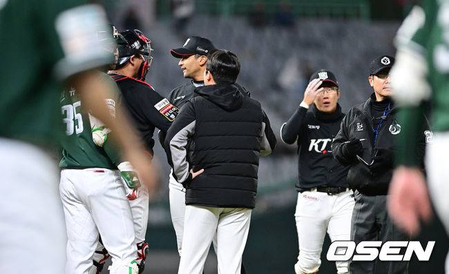 에레디아를 향해 걸어가는 쿠에바스를 말리는 KT 포수 장성우.