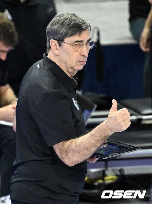 [OSEN=인천, 이대선 기자] 5일 오후 인천 계양체육관에서 도드람 2024-2025 V리그 남자부 챔피언결정전 3차전 대한항공과 현대캐피탈의 경기가 열렸다.정규리그 1위 현대캐피탈은 홈에서 열린 챔피언결정전 2경기를 독식하며 통합우승까지 1승만을 남겨두게 됐다.반면 지난 시즌까지 V리그를 통합 4연패로 평정했던 대한항공은 1패면 챔피언결정전 5연패 꿈이 무산되는 벼랑 끝에 몰렸다.1세트 현대캐피탈 필립 블랑 감독이 엄지를 들어 올리고 있다. 2025.04.05 /sunday@osen.co.kr