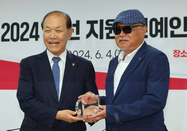 ▲국민의힘 황우여 비상대책위원장이 4일 오전 서울 여의도 국민의힘 중앙당사에서 열린 2024 총선 지원 연예인 자원봉사단 간담회에서 가수 김흥국씨에게 감사패를 전달하고 있다. ⓒ연합뉴스