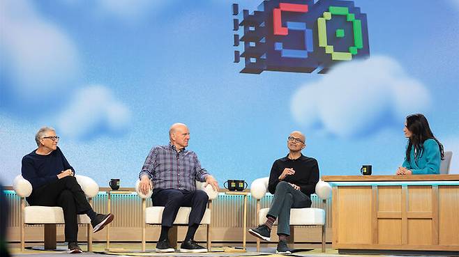 빌 게이츠(왼쪽 첫 번째) MS 공동창업자 겸 전 CEO, 스티브 발머(가운데) 전 CEO, 사티아 나델라 현 CEO 대담 모습