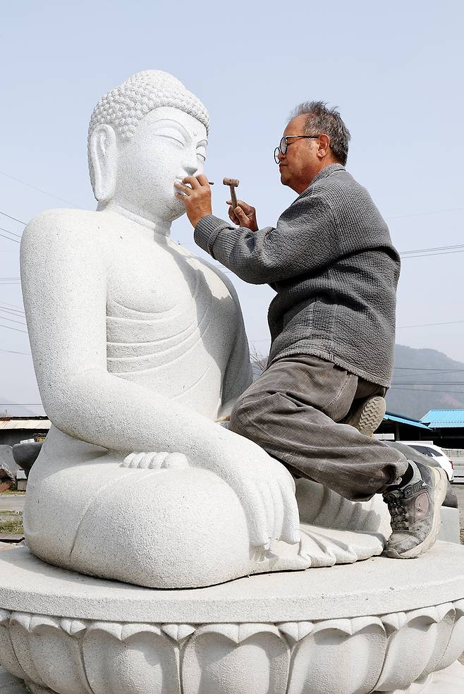 충남무형유산 보령석장 고석산 석장이 보령시 웅천읍 작업장에서 석가여래좌불을 조성(불상 조각)하고 있다.