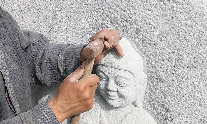 충남무형유산 보령석장 고석산 석장이 보령시 웅천읍 작업장에서 마애삼존불을 조성(불상 조각)하고 있다.