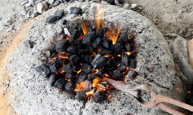 전통방식으로 고석산 석장이 직접 제작한 석공예 도구를 불에 달궈 고치고 있다.