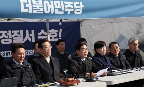 더불어민주당 박찬대 원내대표가 지난 19일 서울 종로구 경복궁역 부근 광화문 민주당 천막농성장에서 열린 현장 최고위원회의에서 발언하고 있다. 2025.3.19 국회사진기자단