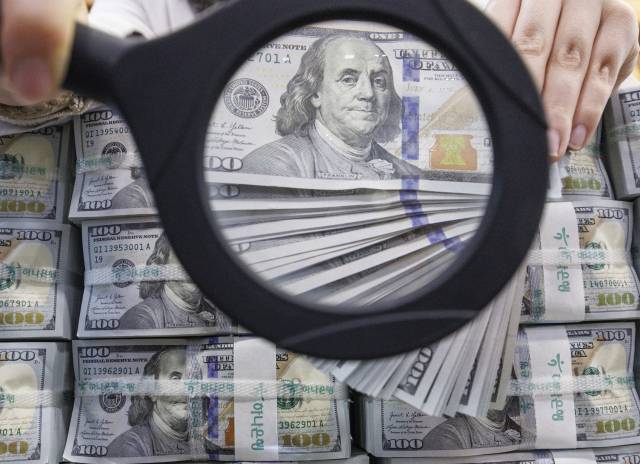 서울 중구 하나은행 위·변조 대응센터 직원이 달러를 정리하고 있다. 연합뉴스