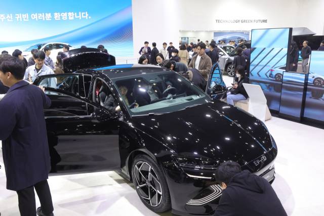 4일 경기도 고양시 킨텍스에서 열린 2025 서울모빌리티쇼 개막식에서 중국 전기차 업체 비야디(BYD) 부스가 관람객들로 북적이고 있다. 연합뉴스