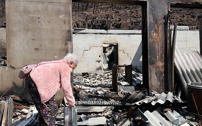 산불이 휩쓸고 간 경북 의성군 하화리에서 3월29일 한 주민이 폐허가 된 주택을 바라보고 있다. ⓒ연합뉴스