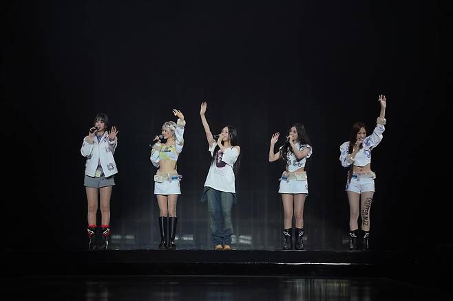 홍콩 ‘컴플렉스콘’에서 무대를 마친 뒤 인사하고 있는 뉴진스. 컴플렉스콘 제공