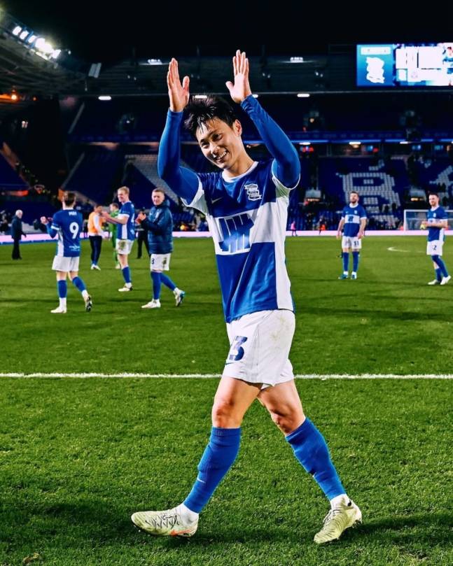 ▲ 영국 '풋볼리그월드' 역시 "이번 시즌 버밍엄의 성공적인 행보에 중요한 역할을 한 미드필더가 백승호"라며 "이미 테일러 가드너힉먼의 부상으로 미드필드에 큰 손실을 입은 데이비스 감독에게 또 다른 우려스러운 타격이 될 소식이다. 백승호는 올해 EFL컵 결승 진출과 리그원 1위 질주에 기여했다"고 보도했다. ⓒ 버밍엄 시티