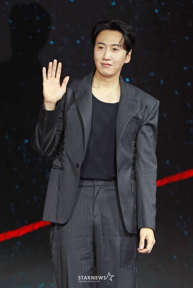 배우 이광수가 31일 오전 서울 JW 메리어트 동대문 스퀘어에서 진행된 넷플릭스 오리지널 시리즈 '악연' 제작발표회에 참석해 포즈를 취하고 있다.  벗어나고 싶어도 빠져나올 수 없는 악연으로 얽히고설킨 6인의 이야기를 그린 범죄 스릴러 '악연'은 4월 4일 공개된다. /2025.03.31 /사진=이동훈 photoguy@