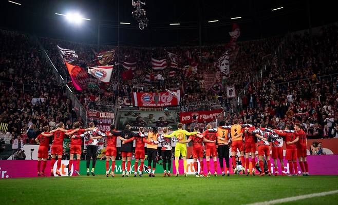 경기 후 팬에게 인사하는 바이에른 뮌헨 선수들. /사진=바이에른 뮌헨 공식 SNS 갈무리