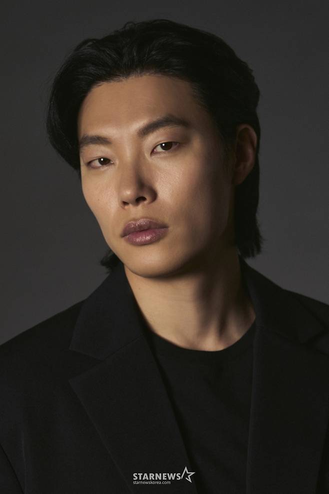 연상호 감독의 신작 영화 넷플릭스 '계시록'의 배우 류준열이 26일 진행된 인터뷰를 위해 포즈를 취하고 있다. /사진제공=넷플릭스 2025.03.26 /사진=김휘선 hwijpg@