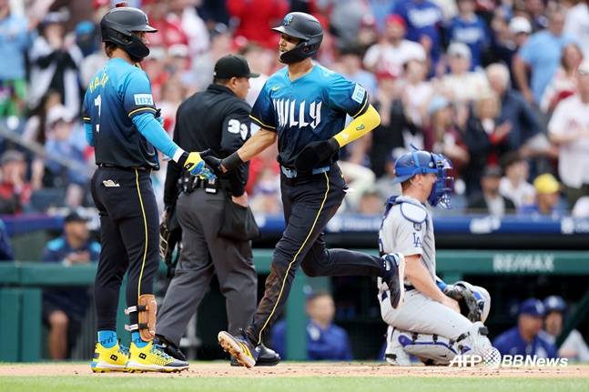 필라델피아 트레이 터너(앞줄 오른쪽)가 3루 도루 후 실책으로 홈을 밟고 기쁨을 나누고 있다. /AFPBBNews=뉴스1