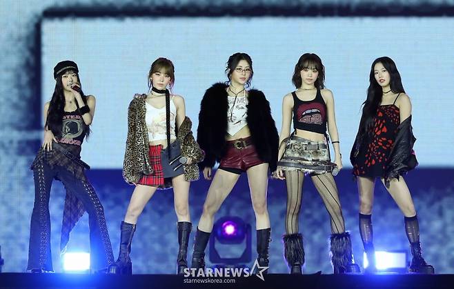 걸그룹 르세라핌이 27일 오후 태국 방콕 임팩트 챌린저 홀 1-2(IMPACT Challenger Hall 1-2)에서 진행된 '제 9회 아시아 아티스트 어워즈'(The 9th Asia Artist Awards, 이하 'AAA 2024')'에 참석해 멋진 무대를 선보이고 있다. 2024.12.27 /사진=김창현 chmt@