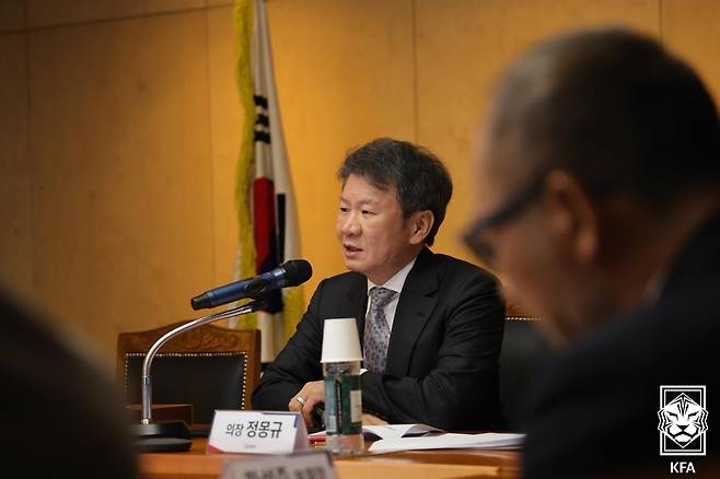 대한축구협회가 4일 오후 서울 용산구 HDC아이파크몰 내 회의실에서 2025년 정기 대의원총회를 개최했다. 이날 대의원총회는 재적 대의원 34명 가운데 25명이 참석했다. 이날 정 회장은 제55대 대한축구협회장으로 보고됐다.&nbsp;대한축구협회