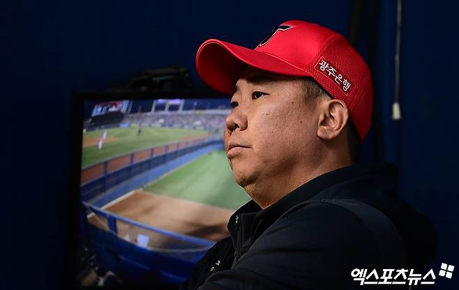 4일 오후 서울 송파구 잠실야구장에서 열린 '2025 신한 SOL Bank KBO리그' KIA 타이거즈와 LG 트윈스의 경기, KIA 이범호 감독이 더그아웃서 경기를 지켜보고 있다. 잠실, 박지영 기자