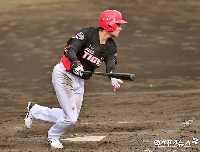 22일 오후 일본 오키나와 코자 신킨 스타디움에서 열린 KIA 타이거즈와 히로시마 도요카프의 연습경기, 9회초 무사 1루 KIA 홍종표가 중전안타를 날리고 있다. 엑스포츠뉴스 DB