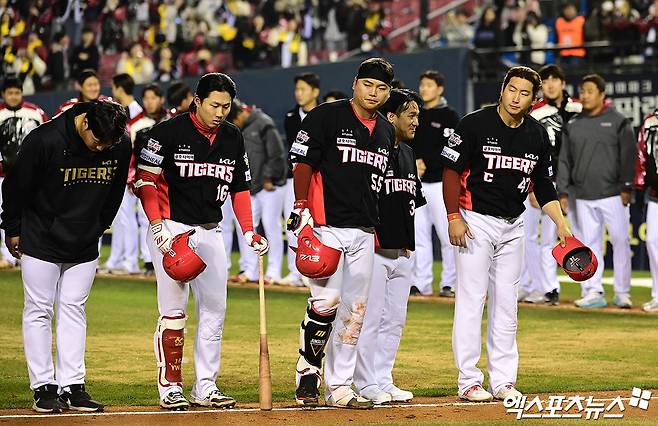 4일 오후 서울 송파구 잠실야구장에서 열린 '2025 신한 SOL Bank KBO리그' KIA 타이거즈와 LG 트윈스의 경기, LG가 선발투수 송승기의 5이닝 2실점 호투와 문보경, 김현수의 7타점 합작에 힘입어 8:2의 스코어로 승리했다.  경기 종료 후 KIA 선수들이 관중석을 향해 인사하고 있다. 잠실, 박지영 기자
