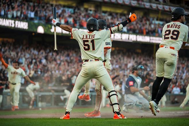 샌프란시스코 자이언츠 외야수 이정후가 5일 미국 캘리포니아주 샌프란시스코의 오라클파크에서 열린 2025 미국프로야구 메이저리그 시애틀 매리너스와의 홈경기에 3번타자 겸 중견수로 선발 출전해 6타수 1안타 1타점 1득점 1도루를 기록했다. 샌프란시스코는 연장 11회말 윌리 아다메스의 끝내기 안타에 힘입어 10:9로 승리했다. AP 연합뉴스