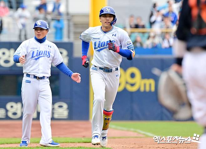 5일 오후 대구삼성라이온즈파크에서 열린 '2025 신한 SOL Bank KBO리그' 한화 이글스와 삼성 라이온즈의 경기, 1회말 삼성 이재현이 솔로 홈런을 날린 후 그라운드를 돌고 있다. 대구, 김한준 기자