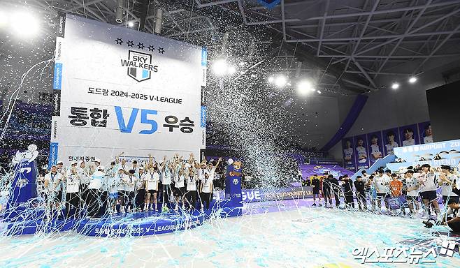 왼쪽부터 5일 인천 계양체육관에서 열린 V리그 남자부 챔피언결정전 3차전에서 우승한 현대캐피탈과 대한항공 선수단. 엑스포츠뉴스 인천, 박지영 기자