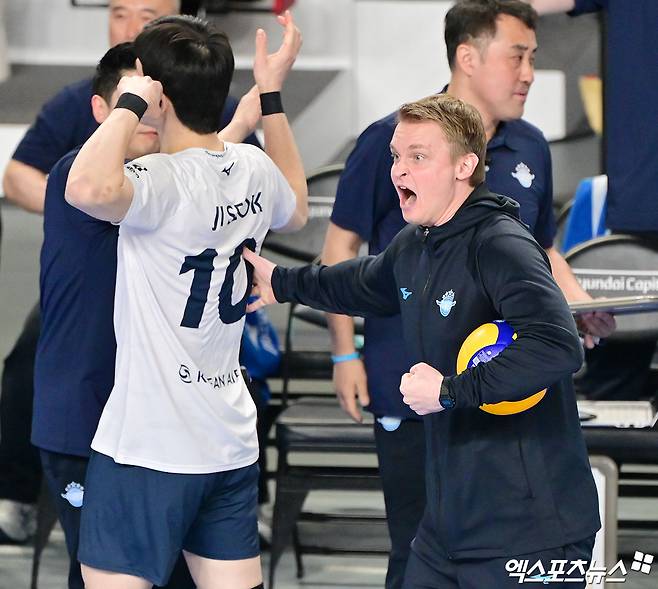 대한항공 토미 틸리카이넨 감독이 5일 인천 계양체육관에서 열린 V리그 남자부 챔피언결정전 3차전 현대캐피탈과의 경기에서 포효하고 있다. 엑스포츠뉴스 인천, 박지영 기자