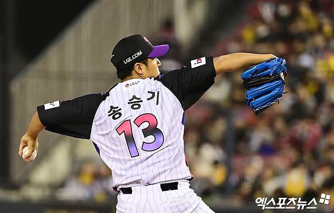 LG 투수 송승기는 지난 4일 잠실구장에서 열린 '2025 신한 SOL Bank KBO 리그' KIA와 정규시즌 첫 번째 맞대결에서 선발 등판했다. 초반 위기를 잘 이겨내며 5이닝 2실점으로 승리 투수가 됐다. 엑스포츠뉴스 DB
