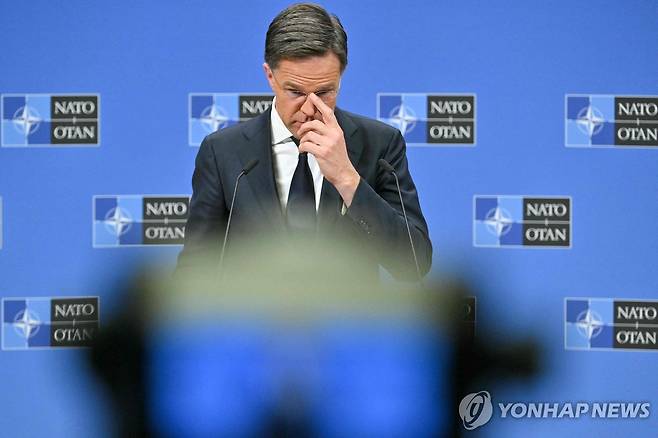 기자회견하는 나토 사무총장 (브뤼셀 AFP=연합뉴스) 마르크 뤼터 나토 사무총장이 4일(현지시간) 벨기에 브뤼셀에서 열린 나토 외교장관회의 폐막 뒤 기자회견을 하고 있다. 2025.4.4 photo@yna.co.kr [재판매 및 DB 금지]