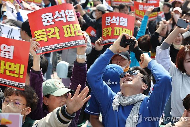 '환호' (서울=연합뉴스) 김성민 기자 = 헌법재판소가 윤석열 전 대통령 탄핵 사건에 대해 인용을 선고한 4일 서울 용산구 한남동 관저 인근에서 탄핵에 찬성한 시민들이 환호하고 있다. 2025.4.4 ksm7976@yna.co.kr