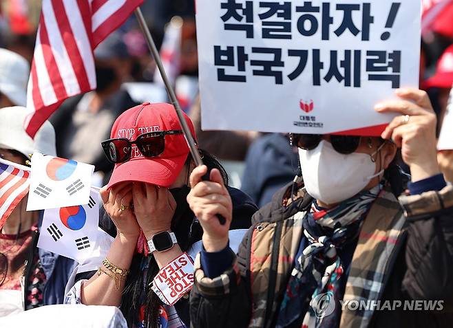 윤석열 대통령 파면, 눈물 흘리는 지지자 (서울=연합뉴스) 김도훈 기자 = 헌재의 윤석열 대통령 탄핵 인용이 발표된 4일 서울 용산 대통령실 인근에서 지지자가 눈물을 흘리고 있다. 2025.4.4 superdoo82@yna.co.kr