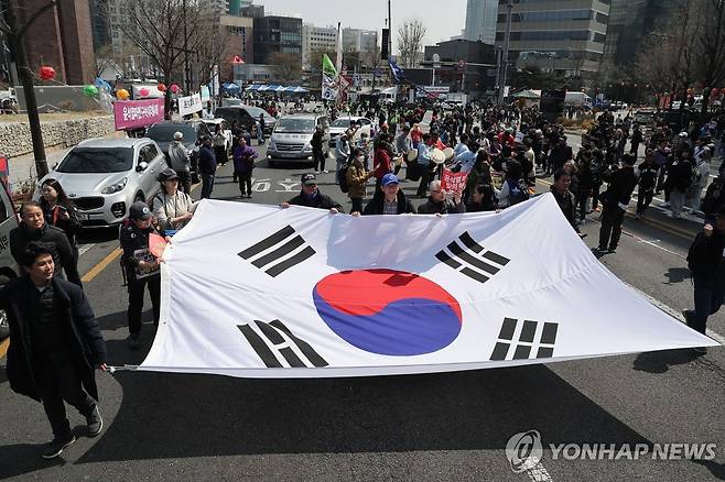 태극기 들고 행진하는 시민들 (서울=연합뉴스) 류영석 기자 = 헌법재판소가 윤석열 대통령 탄핵 사건에 대해 인용을 선고한 4일 서울 종로구 안국동 일대에서 탄핵에 찬성한 시민들이 태극기를 들고 행진하고 있다. ondol@yna.co.kr