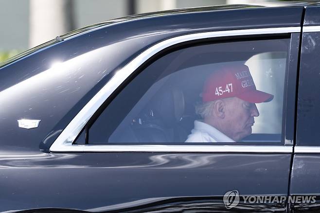 상호관세 발표 이틀 뒤인 지난 4일 플로리다에서 골프를 즐기고 나온 트럼프 미국 대통령 [AP=연합뉴스]