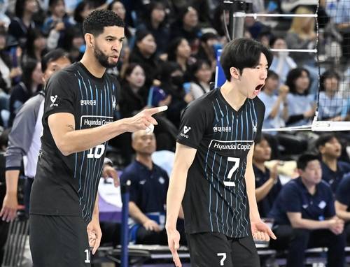 득점 후 기뻐하는 현대캐피탈의 레오(왼쪽)와 허수봉 [한국배구연맹 제공. 재판매 및 DB 금지]