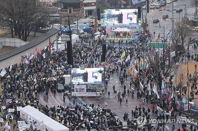 윤석열 파면 다음날에도 집회 참석한 시민들 (서울=연합뉴스) 서대연 기자 = 헌법재판소가 윤석열 전 대통령의 파면을 선고한 다음날인 5일 서울 종로구 광화문 앞에서 윤석열 즉각퇴진·사회대개혁 비상행동 주최로 '승리의날 범시민대행진' 집회가 열리고 있다. 2025.4.5 dwise@yna.co.kr