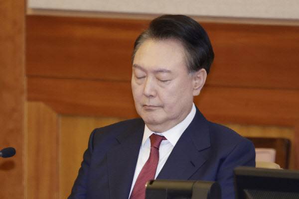 윤석열 대통령이 2월 4일 서울 종로구 헌법재판소에서 열린 탄핵심판 5차 변론기일에 출석해 눈을 감고 있다.(사진=사진공동취재단)