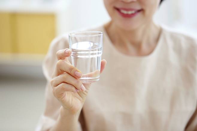 위산이 자주 넘어오는 사람에겐 물이 가장 훌륭한 음료다. 카페인 음료나 탄산음료는 속쓰림에 나쁘다. 물을 적당히 마시고 음식도 잘 가려먹으면 속이 편안해지는 데 도움이 된다. [사진=클립아트코리아]