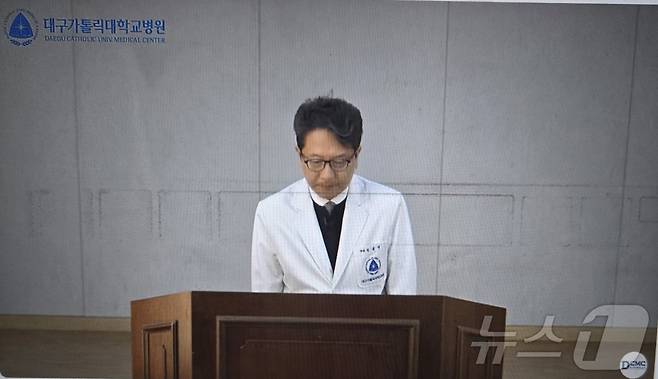 김윤영 대구가톨릭대병원장이 병원 공식 유튜브 채널에서 간호사의 중환자실 신생아 학대 논란에 대해 사과하고 있다.(대구가톨릭대병원 유튜브 화면 갈무리. 재판매 및 DB 금지)