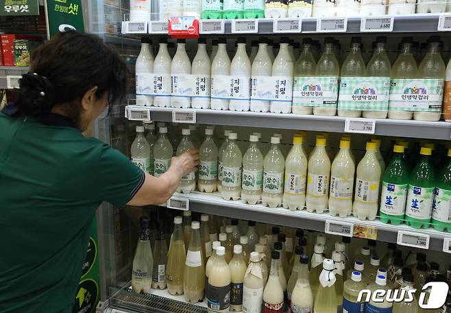 서울의 한 대형마트에서 한 시민이 막걸리를 고르고 있다. /뉴스1 ⓒ News1