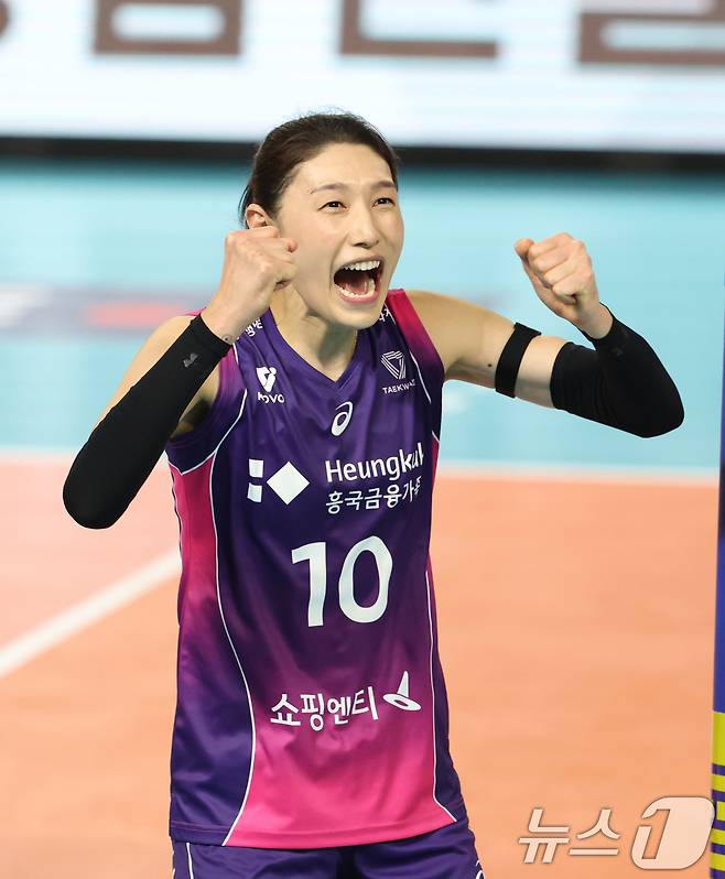 4일 오후 대전 중구 충무실내체육관에서 열린 프로배구 '2024-2025 도드람 V리그' 여자부 챔피언결정전 3차전, 정관장과 흥국생명의 경기에서 흥국생명 김연경이 비디오판독 결과를 확인한 뒤 기뻐하고 있다. 2025.4.4/뉴스1 ⓒ News1 김영운 기자