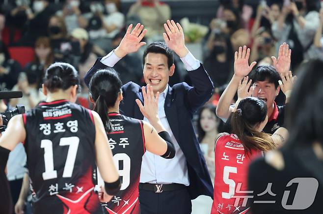 4일 오후 대전 중구 충무실내체육관에서 열린 프로배구 '2024-2025 도드람 V리그' 여자부 챔피언결정전 3차전, 정관장과 흥국생명의 경기에서 세트 스코어 3대2로 승리한 정관장 고희진 감독이 선수들과 기쁨을 나누고 있다. 2025.4.4/뉴스1 ⓒ News1 김영운 기자