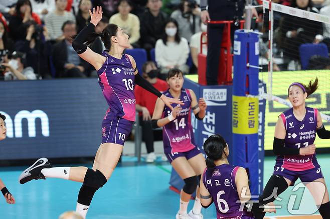 4일 오후 대전 중구 충무실내체육관에서 열린 프로배구 '2024-2025 도드람 V리그' 여자부 챔피언결정전 3차전, 정관장과 흥국생명의 경기에서 흥국생명 김연경이 스파이크 공격을 하고 있다. 2025.4.4/뉴스1 ⓒ News1 김영운 기자