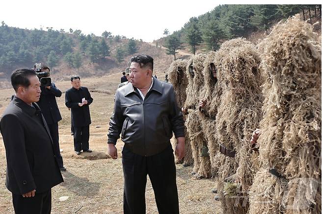 (평양 노동신문=뉴스1) = 인민군 특수작전부대들의 훈련기지를 방문해 종합훈련을 지도하는 김정은 노동당 총비서. [국내에서만 사용가능. 재배포 금지. DB 금지. For Use Only in the Republic of Korea. Redistribution Prohibited] rodongphoto@news1.kr