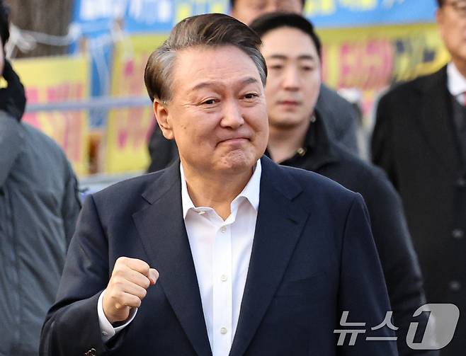 윤석열 전 대통령이 지난달 8일 오후 법원의 구속취소 청구 인용으로 석방돼 경기 의왕시 서울구치소 앞에서 지지자들을 향해 인사하고 있다. 윤 대통령은 내란 우두머리 혐의로 지난 1월 26일 구속기소 된 지 41일 만, 1월 15일 체포된 후 52일 만에 자유의 몸이 됐다. 2025.3.8/뉴스1 ⓒ News1 오대일 기자