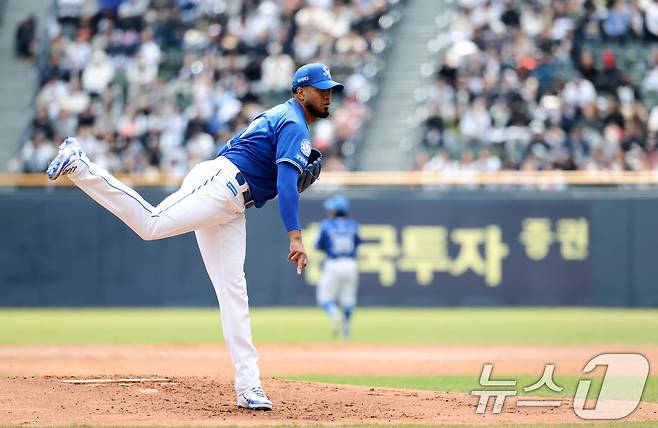 30일 오후 서울 송파구 잠실야구장에서 열린 프로야구 '2025 신한 SOL 뱅크 KBO리그' 삼성라이온스와 두산베어스의 경기에서 삼성 선발 레예스가 역투하고 있다. 2025.3.30/뉴스1 ⓒ News1 이승배 기자