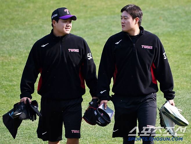 4일 잠실야구장에서 열린 KIA와 LG의 경기, LG 장현식과 김강률이 훈련을 마치고 이야기를 나누고 있다. 잠실=허상욱 기자 wook@sportschosun.com/2025.04.04/