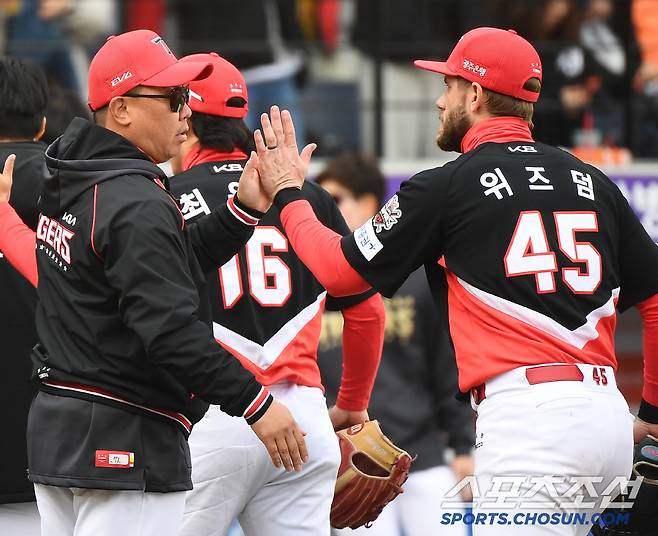 30일 대전 한화생명볼파크에서 열린 KIA-한화전. KIA가 5대3으로 승리했다. 이범호 감독이 위즈덤과 하이파이브하고 있다. 대전=정재근 기자 cjg@sportschosun.com/2025.3.30/