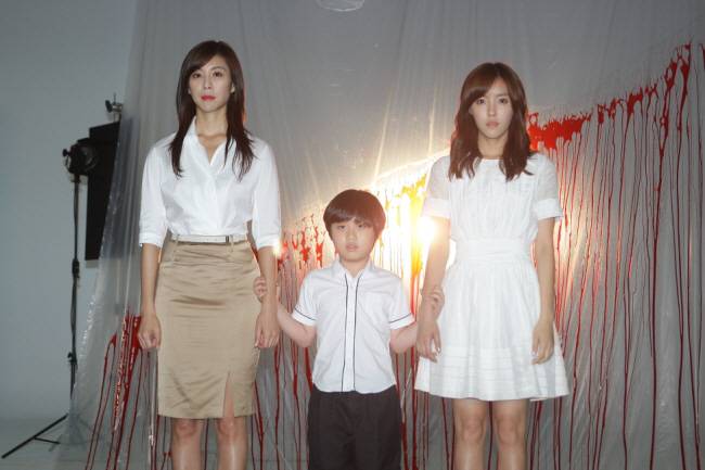 효민은 2011년 영화 '기생령'에도 출연했다. 영화 '기생령' 포스터를 촬영 중인 한은정 이형석 효민(왼쪽부터). 사진제공=코어콘텐츠미디어