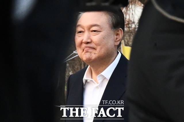 법원의 구속취소 청구 인용으로 석방된 윤석열 대통령이 8일 오후 5시 40분쯤 경기도 의왕시 서울구치소를 빠져나오며 지지자들에게 인사하고 있다./서예원 기자