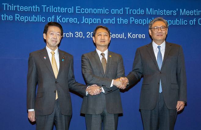 지난 달 30일 제13차 한일중 경제통상장관회의가 서울 대한상공회의소에서 열린 가운데 무토 요지 일본 경제산업상(왼쪽부터), 안덕근 산업통상자원부 장관, 왕원타오 중국 상무부 부장이 회의에 앞서 기념촬영을 하고 있다. /조인원 기자