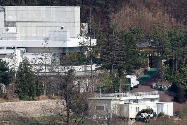 윤석열 전 대통령이 지난 4일 헌법재판소의 파면 선고 뒤에도 여전히 서울 용산구 대통령 관저에 머무르고 있는 가운데 6일 오후 관저 경비 초소 뒤에 화물차가 주차돼 있다. 김영원 기자 forever@hani.co.kr